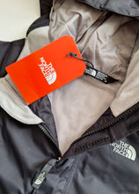 Cargar imagen en el visor de la galería, The North Face® Casaca Impermeable Niñas Modelo RESOLVE | XXS (5)