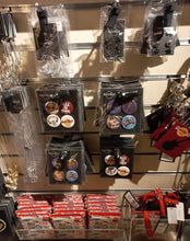 Cargar imagen en el visor de la galería, Hard Rock Cafe® Pin Button Set Clásicos Vintage de Colección
