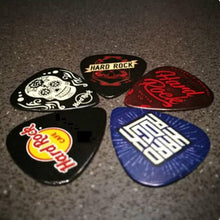 Cargar imagen en el visor de la galería, Hard Rock Cafe® Set de 5 Púas / Picks / Uñas de Guitarra de Colección