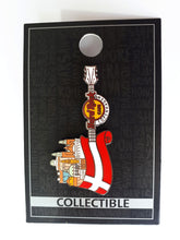 Cargar imagen en el visor de la galería, Hard Rock Cafe® Copenhagen Dinamarca Guitar Flag Souvenir Adorno Pin