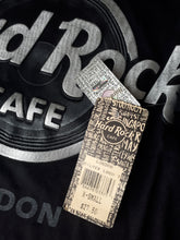 Cargar imagen en el visor de la galería, Hard Rock Cafe® Original Polo Modelo Speaker London (Talla: XS)