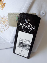 Cargar imagen en el visor de la galería, Hard Rock Cafe® Gorra Modelo Gold Skyline Deluxe Blanco / Barcelona-Roma-Londres-Munich-Las Vegas-Los Angeles-San Francisco
